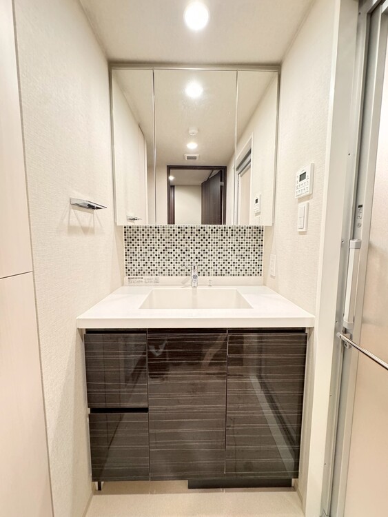 その他 清潔感を感じられる洗面化粧台。