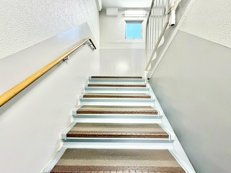 その他 共用部の階段です。明るく清潔に管理されています。