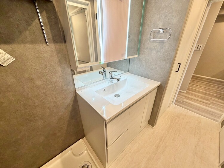 その他 清潔感を感じられる洗面化粧台。