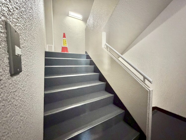 その他 共用部の階段です。明るく清潔に管理されています。