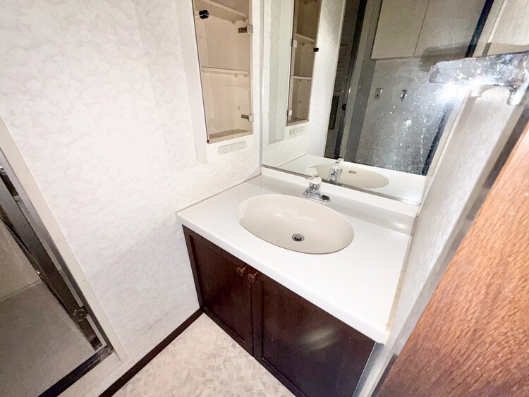 その他 清潔感を感じられる洗面化粧台。