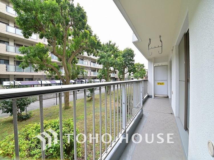 バルコニー 日当たりの良いバルコニーで晴れの日の洗濯物も楽しみになりますね