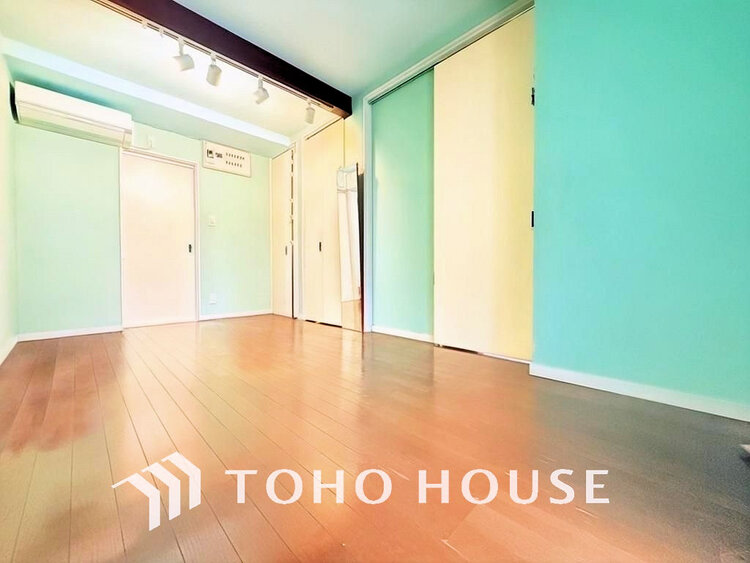 内装 採光もある洋室は、くつろぎのひと時を過ごすのにぴったり(現地には家具があります)