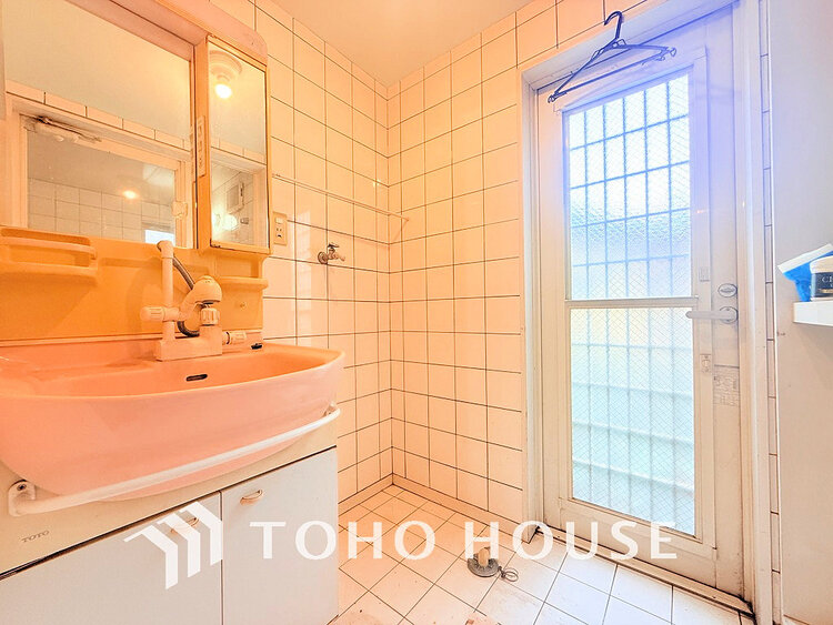 洗面 白を基調とした清潔感のある洗面室で朝の身支度を