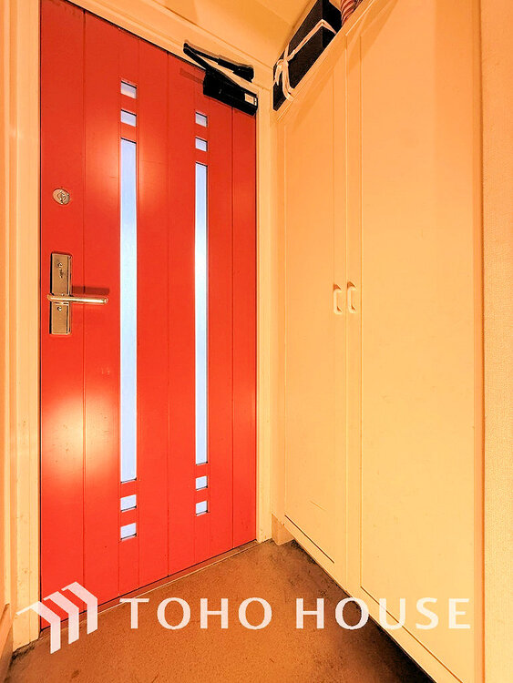 玄関 飾リ過ぎないシンプルな内装と偏り過ぎないデザインの玄関