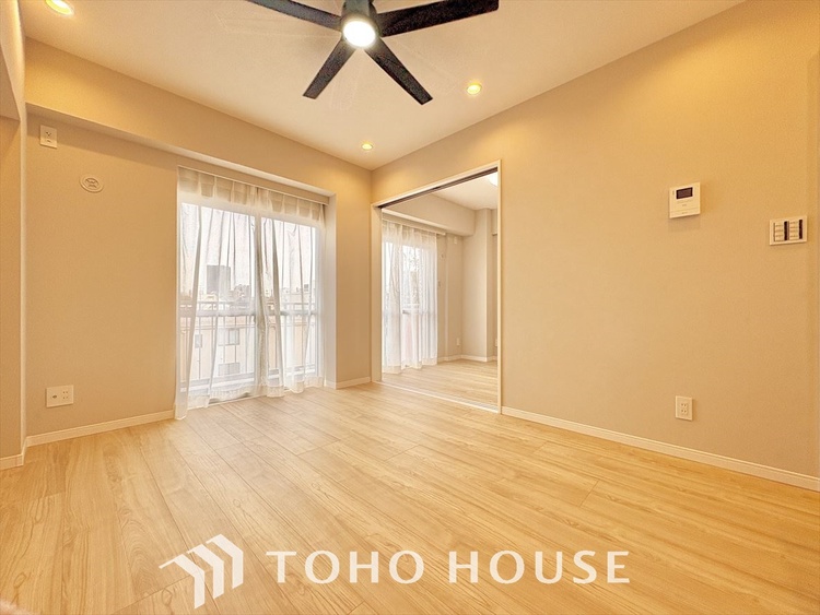 内装 大きく開放的なリビングは、家族が自然と集まり、安心して過ごせる憩いの場所。ゆとりある空間が暮らしに心地よさを届けます。