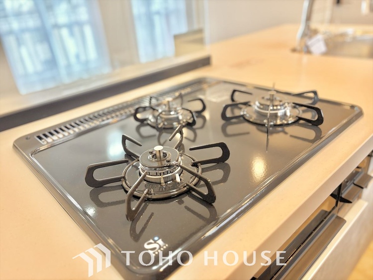 キッチン 時を超えて愛されるデザインが、日常を特別なひとときへと昇華させます。この場所から、心満たされる豊かな食卓が始まります。