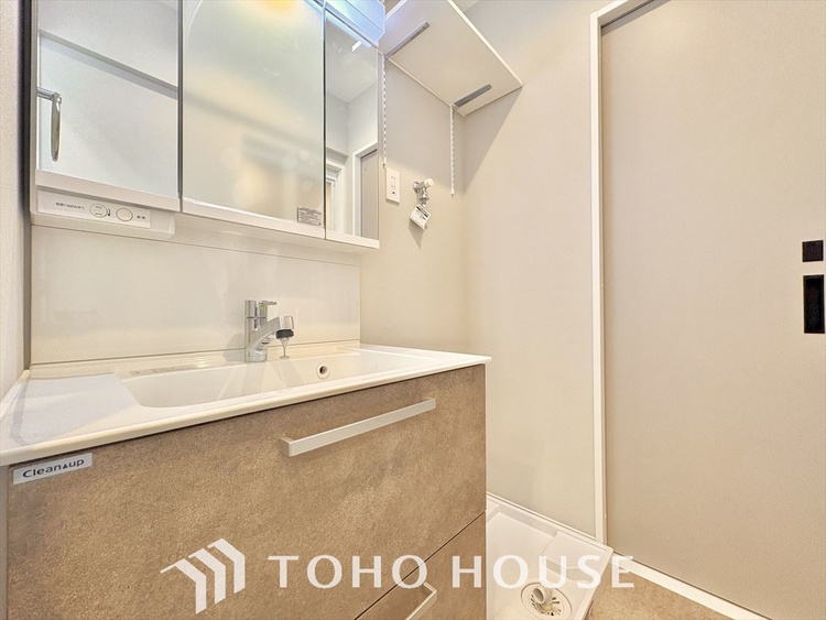 洗面 清潔感あふれる洗面化粧台で、毎日の身支度を快適にサポートします。