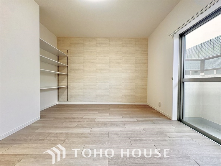 内装 堂々とした広さを誇るリビングは、優雅な開放感と安心感を兼ね備えた上質な空間。ご家族の時間を一層贅沢に演出します。