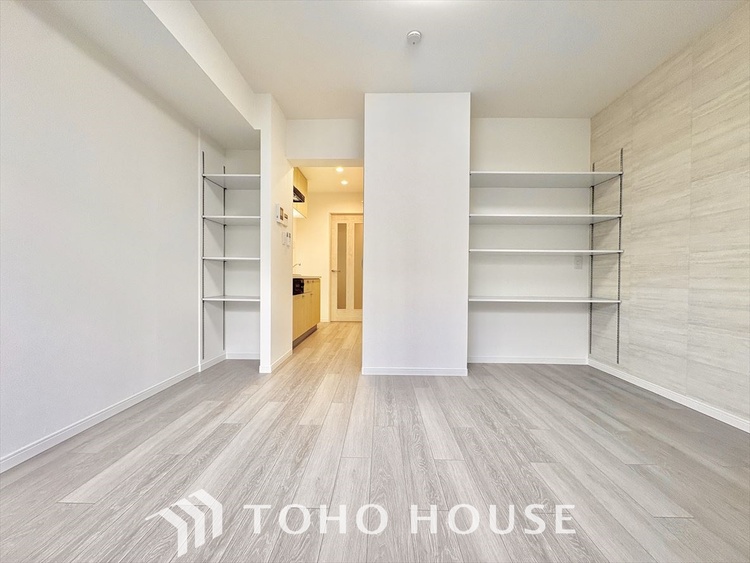 内装 明るく大きなリビングは、家族の安心と快適を育む空間。のびやかな広さが毎日の暮らしをより豊かに彩ります。