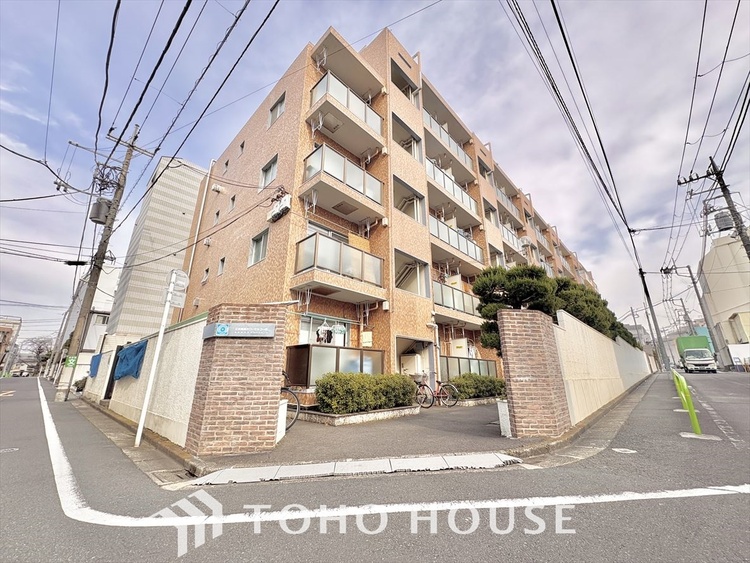 外観 ほんの少しのこだわり。ちょっとした色使いがその家がもつ雰囲気、趣（おもむき）を携え、暮らす家族や訪ねてくる友人・知人に新鮮な香りを運んできます。