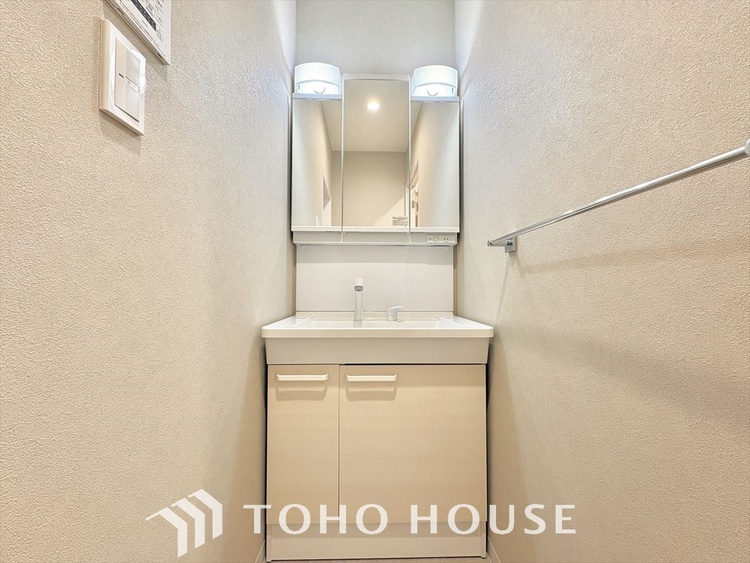 洗面 清潔感あふれる洗面化粧台で、毎日の身支度を快適にサポートします。