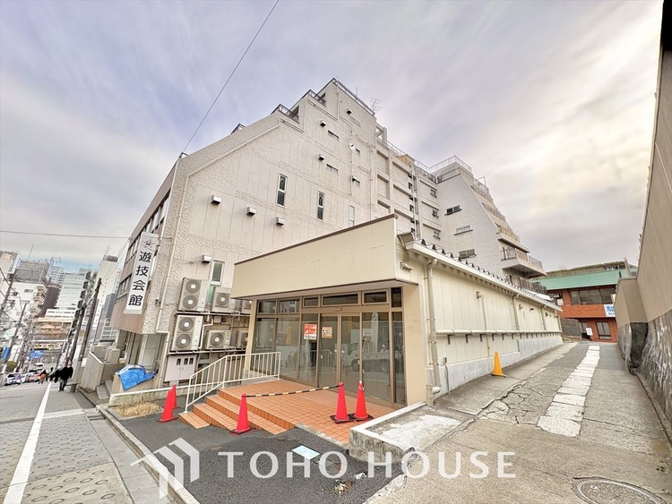 外観 ◆サンサンと◆差し込む太陽の光がこのリビングに笑いをもたらす。ソファの上のクッションがポカポカした暖気にぬくぬくと微睡んでいる。