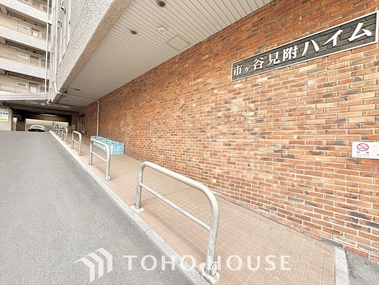 外観 ここはみんなが集い、食事と楽しい会話が始まる場所。話に夢中になりすぎて、ついつい時を忘れ、夜半過ぎになってしまう。そんな束の間の幸せを感じさせてくれます。