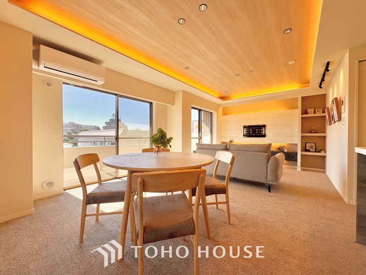 内装 忙しい朝でも、しっかり家族が揃って食事をして頂けるゆとりある大きさのダイニングスペース。