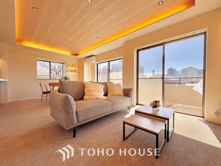 内装 叶えたかったのは落ち着きのあるナチュラルな風合い、そして開放感があるリビング。優雅な気分に浸れる幸せな時間を家族が自然と集まりたくなるこの空間で。