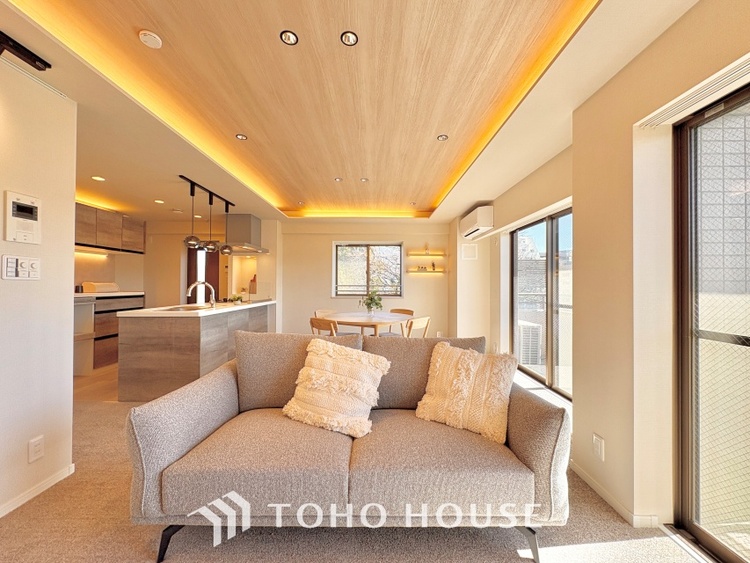 内装 ◆サンサンと◆差し込む太陽の光がこのリビングに笑いをもたらす。ソファの上のクッションがポカポカした暖気にぬくぬくと微睡んでいる。