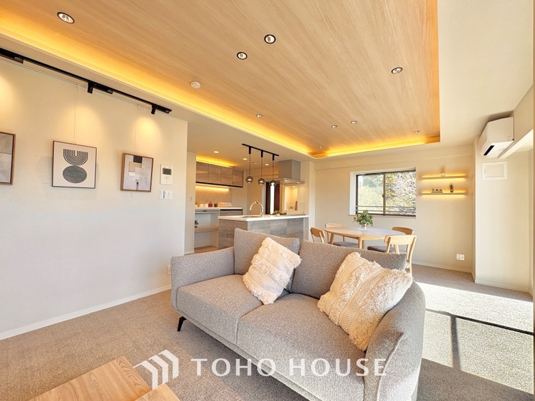 内装 ◆瀟洒な空間◆落ち着きのある彩が見事に調和させた瀟洒な空間を演出。ここに集まる家族の会話と笑顔が絶え間なく続く幸せな空間。