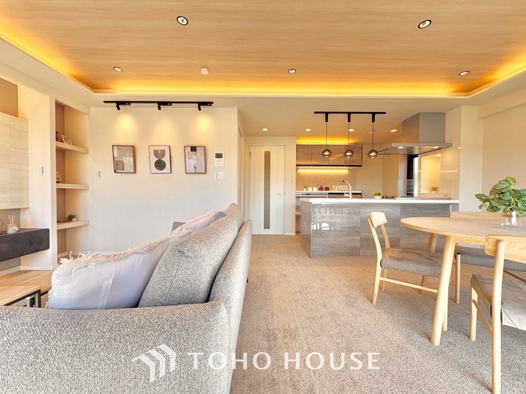 内装 ここはみんなが集い、食事と楽しい会話が始まる場所。話に夢中になりすぎて、ついつい時を忘れ、夜半過ぎになってしまう。そんな束の間の幸せを感じさせてくれます。