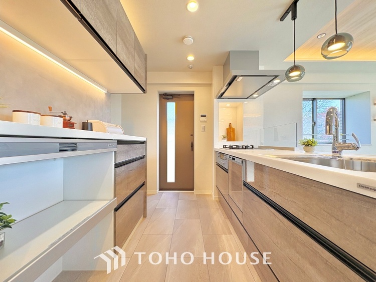 キッチン 手元の収納から、足元の収納までが全てスライド式で、奥のスペースまで有効に活用できます。奥まで上から見渡せるので、たまにしか使わない調理器具もサッと取出せます。