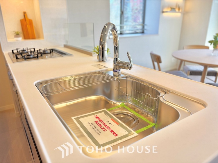 キッチン ◆愛育◆キッチンは家族の絆を育む大切な空間。シンプルで使い易いSystemKitchenで愉しく作る料理は愛情のある美味しいご馳走に。家族で使える広々としたダイニングキッチンです。