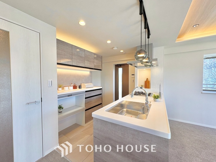 キッチン キッチンは家族の絆を育む大切な空間。シンプルで使い易いシステムキッチンで愉しく作る料理は愛情のある美味しいご馳走に。家族で使えるダイニングキッチンです。