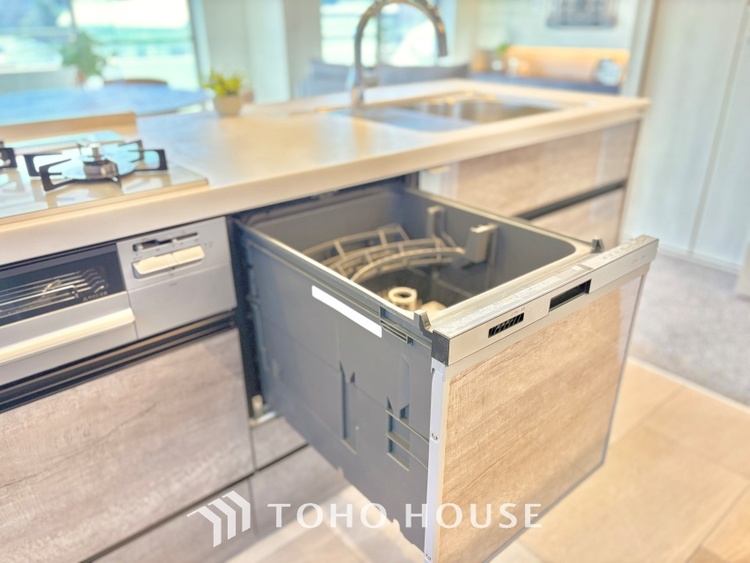 キッチン キッチンは家族の絆を育む大切な空間。シンプルで使い易いシステムキッチンで愉しく作る料理は愛情のある美味しいご馳走に。家族で使えるダイニングキッチンです。