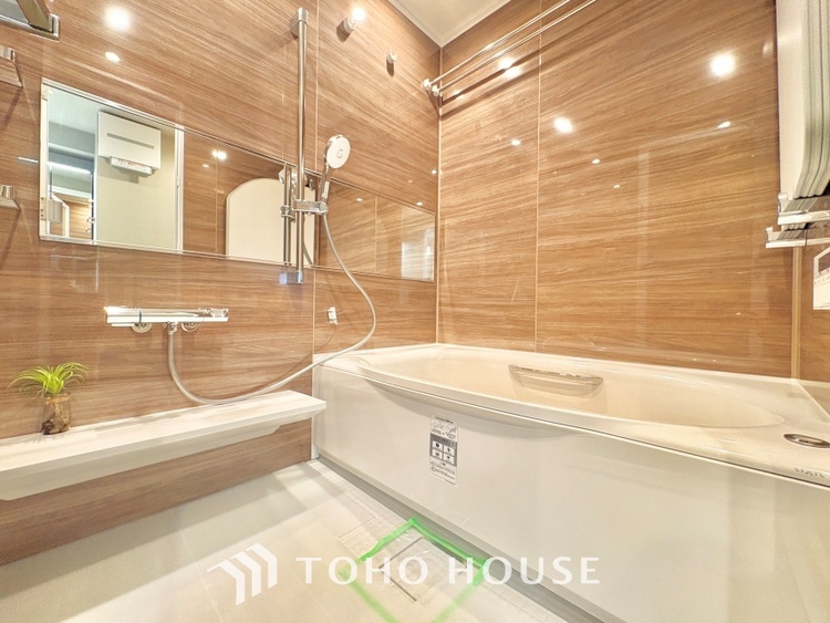 風呂 【浴室】《一日の疲れを落としてくれる場所は、落ち着く場所でなければならない》　高級感溢れるカラーと大きさ・柔らかな曲線で構成された半身浴も楽しめるバスタブが心地よさをもたらします。