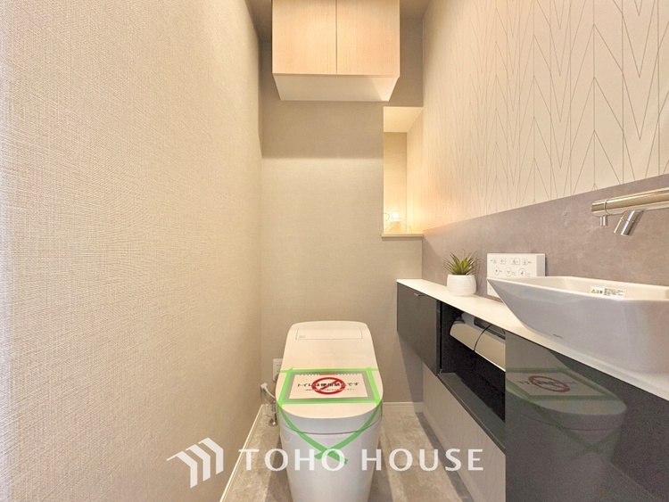 トイレ 清潔感あるホワイト調のクロスと温もり溢れるモダンカラーの床材が見事に調和した本邸宅は、毎日の生活を少しでも快適に過ごして頂ける様に落ち着いた雰囲気作りから行っています。