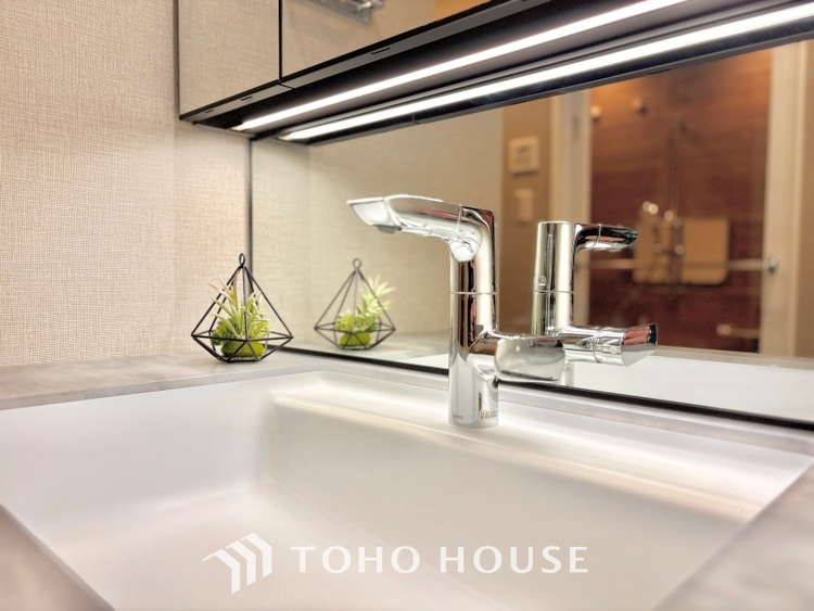 洗面 気持ちの良い朝をつくりだし、夕方には笑顔を取り戻させてくれるミラー。パウダールームはいつでも本来の自分を取り戻せる空間。明るく仕上げてあります。