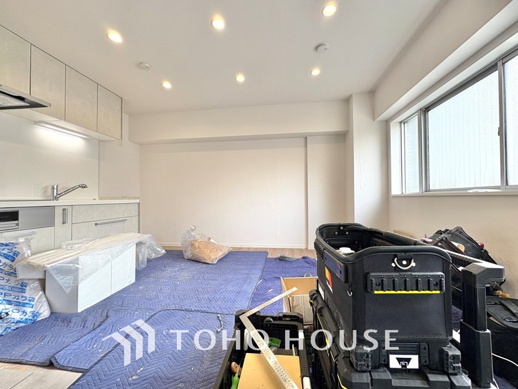 内装 居心地のいい暮らしには欠かせない眩い採光。ゆったりとした幅の窓からこの空間に降り注ぐ採光が絶えない。明るいリビングこそ居心地のいい暮らしが待っているのだと思う。