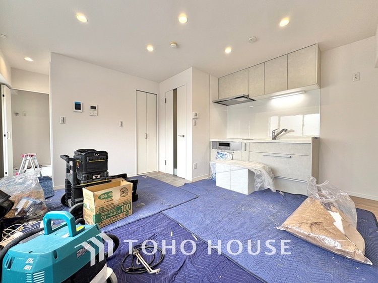 内装 叶えたかったのは落ち着きのあるナチュラルな風合い、そして開放感があるリビング。優雅な気分に浸れる幸せな時間を家族が自然と集まりたくなるこの空間で。