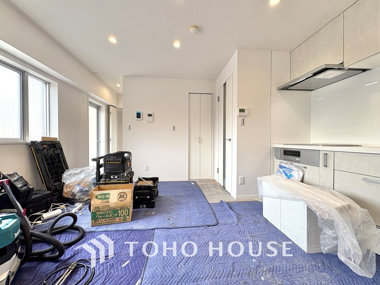 内装 ◆サンサンと◆差し込む太陽の光がこのリビングに笑いをもたらす。ソファの上のクッションがポカポカした暖気にぬくぬくと微睡んでいる。