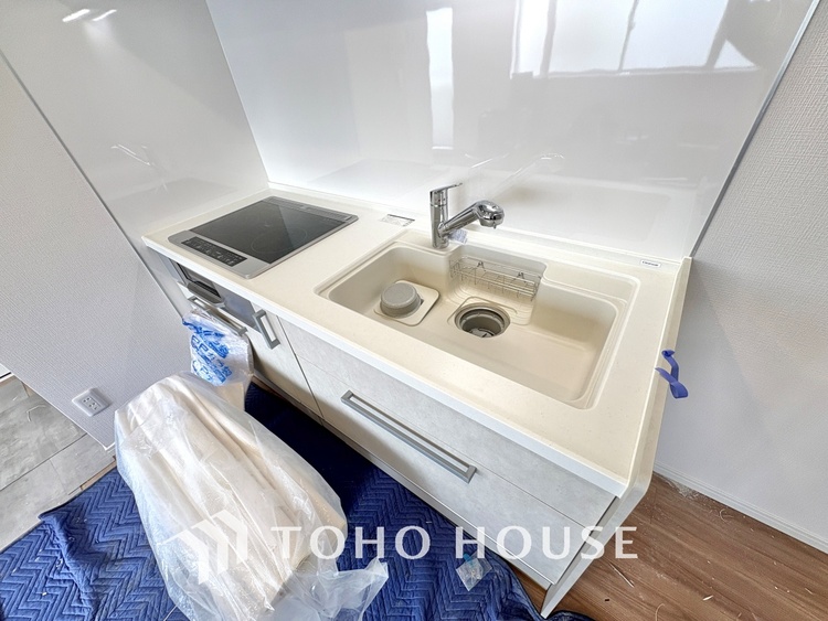 キッチン 手元の収納から、足元の収納までが全てスライド式で、奥のスペースまで有効に活用できます。奥まで上から見渡せるので、たまにしか使わない調理器具もサッと取出せます。