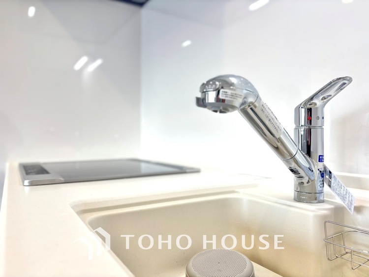 キッチン キッチンは家族の絆を育む大切な空間。シンプルで使い易いシステムキッチンで愉しく作る料理は愛情のある美味しいご馳走に。家族で使えるダイニングキッチンです。