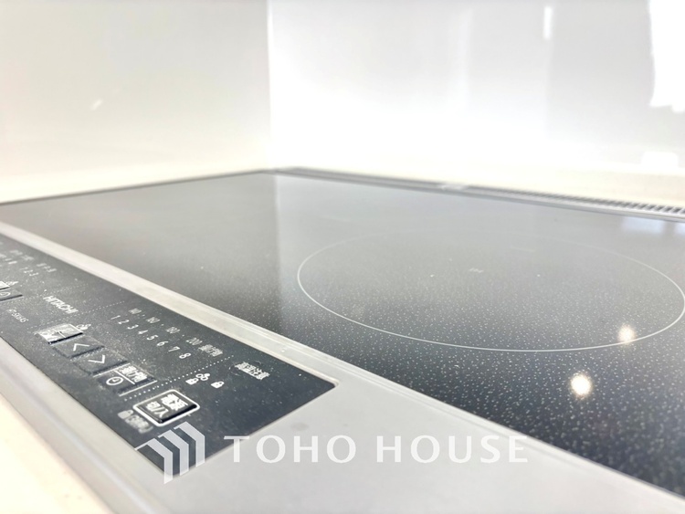 キッチン 毎日料理をする、料理が好き、家族が多くて量を作る必要がある、等の方々にとっては必須の３口コンロ。同時進行で効率アップはもちろん鍋を移動する回数が減り、無駄な動きを軽減することが出来ます。