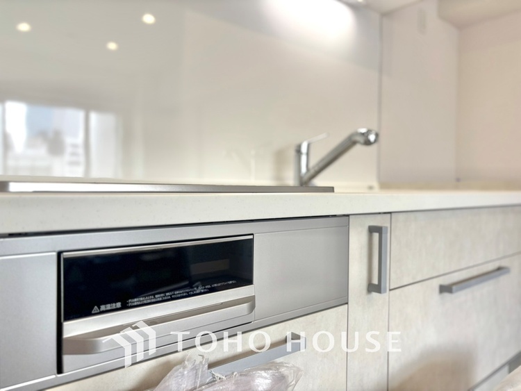 キッチン 採光や風通しを考えて設計された間取り。近隣との視線を考え、街全体で調整される窓位置。外観だけでなく、そこに住まうご家族の心地よさを最優先しました。