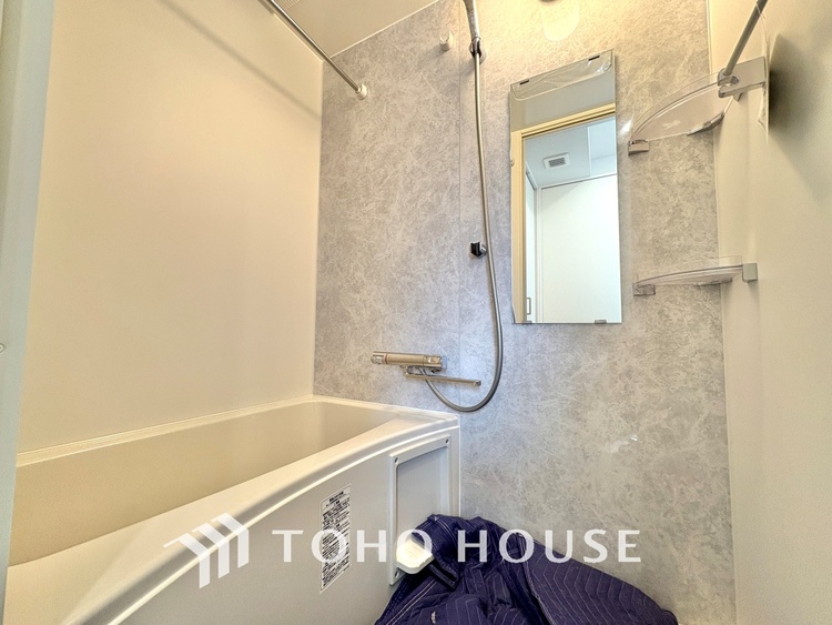 風呂 【浴室】《一日の疲れを落としてくれる場所は、落ち着く場所でなければならない》　高級感溢れるカラーと大きさ・柔らかな曲線で構成された半身浴も楽しめるバスタブが心地よさをもたらします。