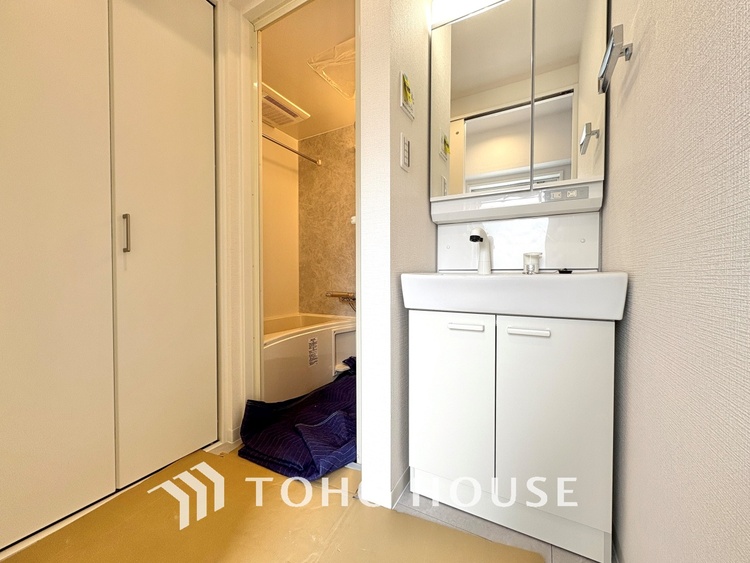 洗面 気持ちの良い朝をつくりだし、夕方には笑顔を取り戻させてくれるミラー。パウダールームはいつでも本来の自分を取り戻せる空間。明るく仕上げてあります。