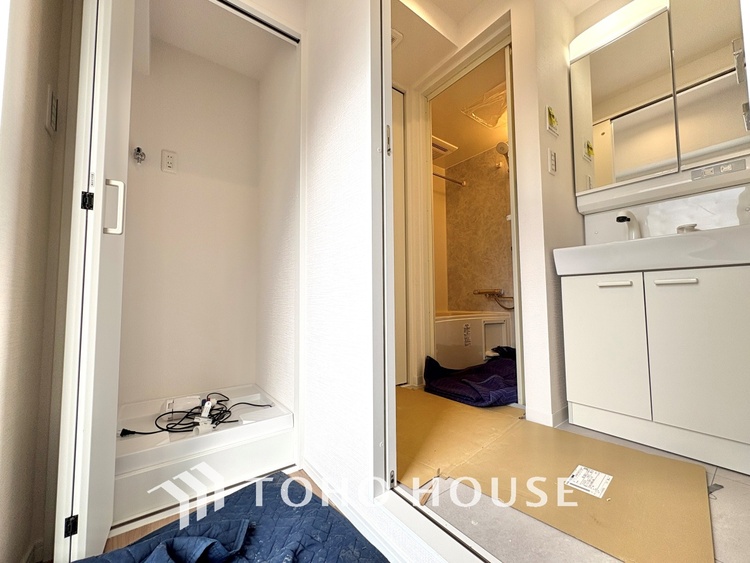 洗面 清潔感あるホワイト調のクロスと温もり溢れるモダンカラーの床材が見事に調和した本邸宅は、毎日の生活を少しでも快適に過ごして頂ける様に落ち着いた雰囲気作りから行っています。