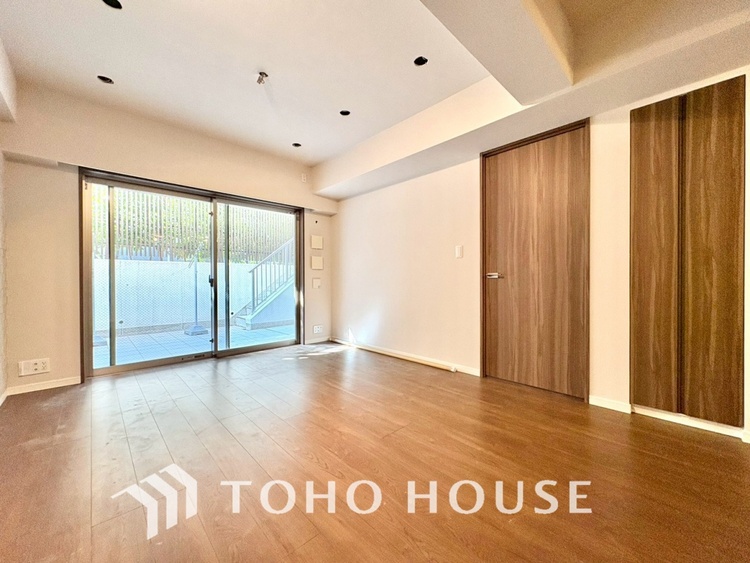 内装 現在改装中◆陽光◆が差し込む。この開放的なLDKに家族の笑顔が集う。家族が一緒に過ごす空間は明るく、そして居心地よく。