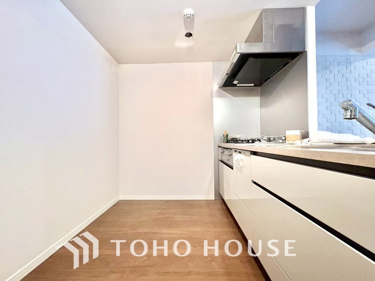 キッチン 現在改装中◆ワクワク◆開放的で機能性も高いシステムキッチン。お子様は毎日のご飯にワクワク！