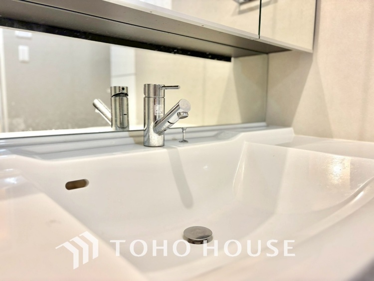 洗面 現在改装中◆快適◆煌びやかな暮らしの中にも忘れたくない快適さ。大きな収納が助けてくれます。