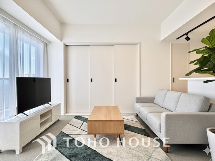 内装 【LIVING】◆煌びやか◆愛おしい家族との団欒の時間をより一層幸せなものに感じさせる煌びやかなLDK。輝かしい毎日が待っています。※この画像の家具の配置には、CGによる加工を施しております。