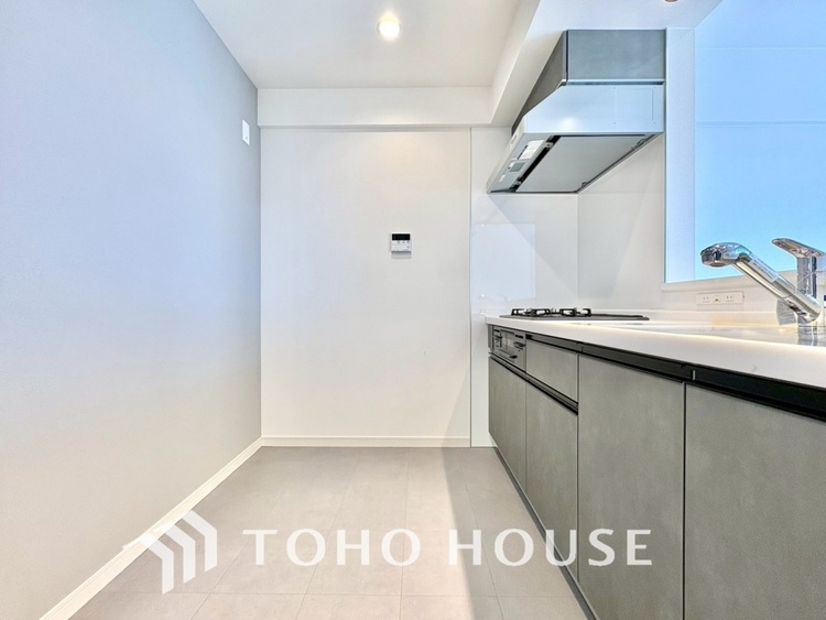 キッチン 【KITCHEN】◆ワクワク◆開放的で機能性も高いシステムキッチン。お子様は毎日のご飯にワクワク！