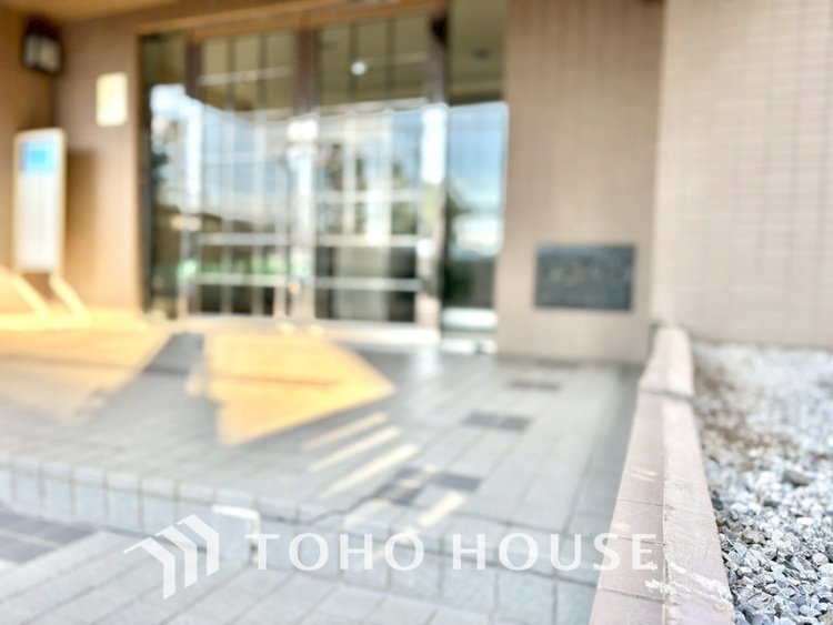 エントランス 【ENTRANCE】◆家族◆家で家族と過ごす時間は限られている。帰りを待つ家族の元へと急ぐときの弾む思い。そんな思いを引き立てる邸宅。