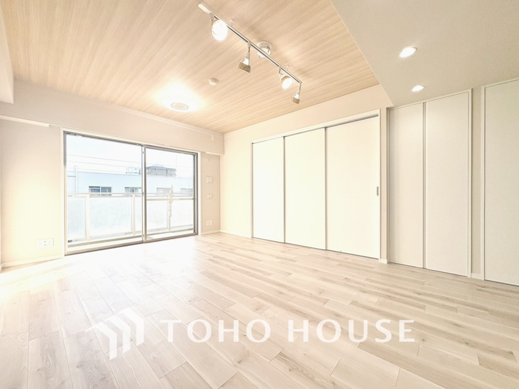 内装 【LIVING】◆扉を◆開くとこの景色。家族の”おかえり”の声が聞こえてきそう。