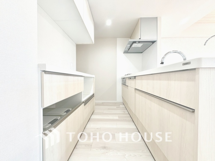 キッチン 【KITCHEN】◆ワクワク◆開放的で機能性も高いシステムキッチン。お子様は毎日のご飯にワクワク！