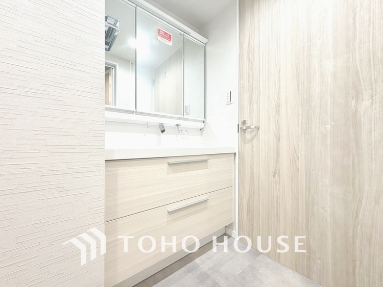 洗面 【WASHROOM】◆快適◆煌びやかな暮らしの中にも忘れたくない快適さ。大きな収納が助けてくれます。