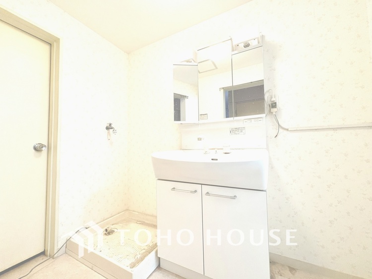 洗面 現在改装中◆快適◆煌びやかな暮らしの中にも忘れたくない快適さ。大きな収納が助けてくれます。